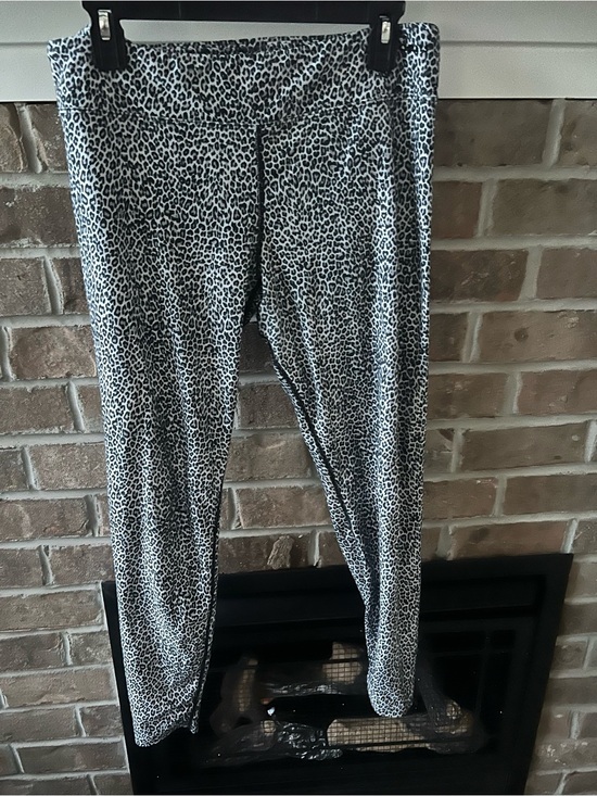Pants - Black and White Leopard Print Leggings